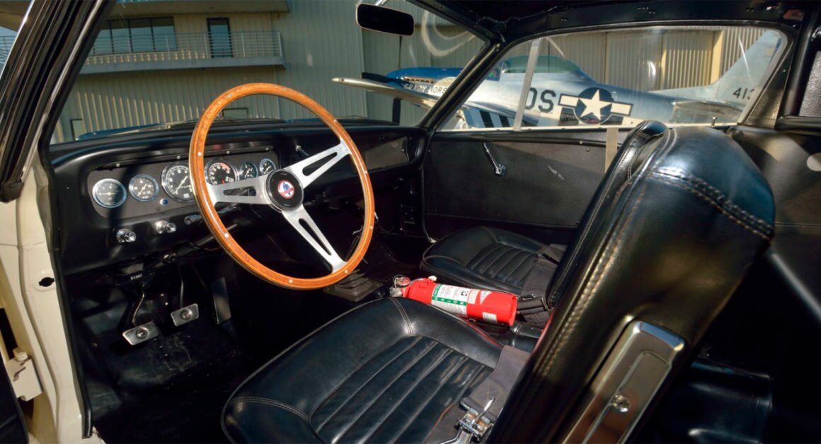 O Ford Mustang GT350 à venda pela Mecum foi preparado por Carroll Shelby em 1965