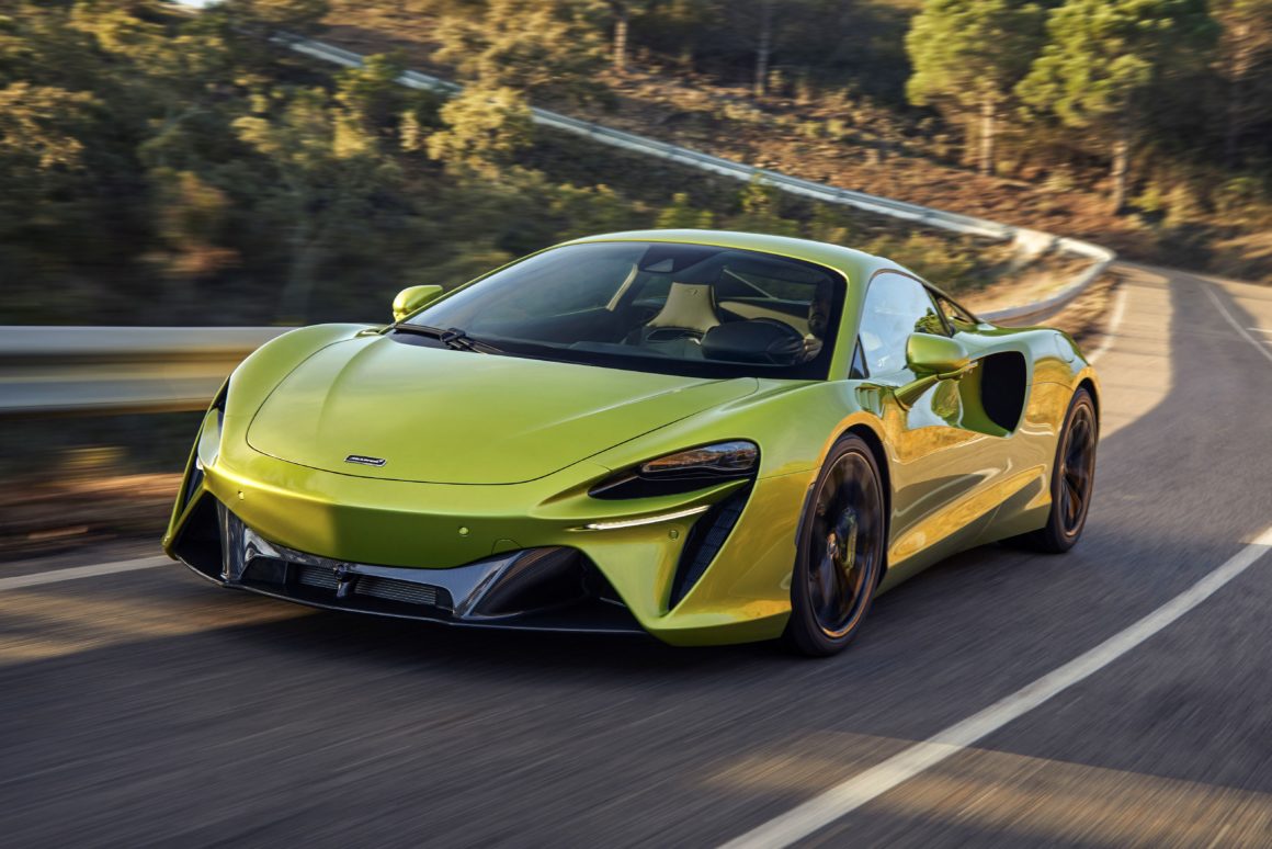 McLaren Artura é o primeiro supercarro híbrido de produção em série da marca inglesa