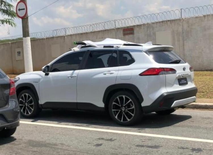 Corolla Cross flagrado durante gravação de comercial