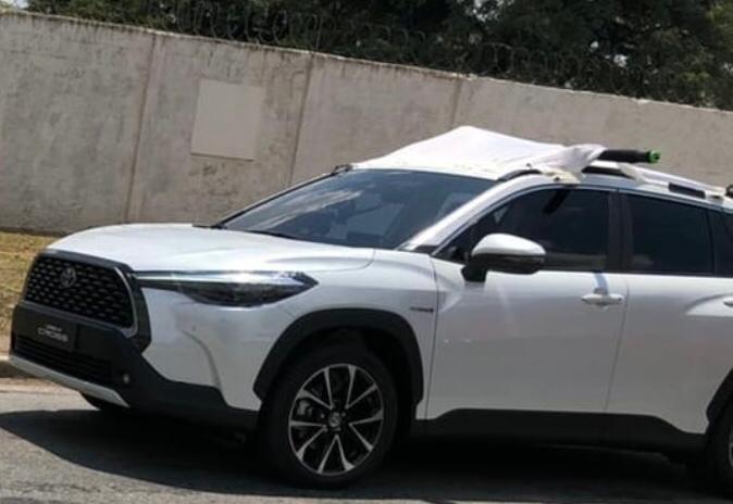 toyota Corolla Cross flagrado durante gravação de comercial