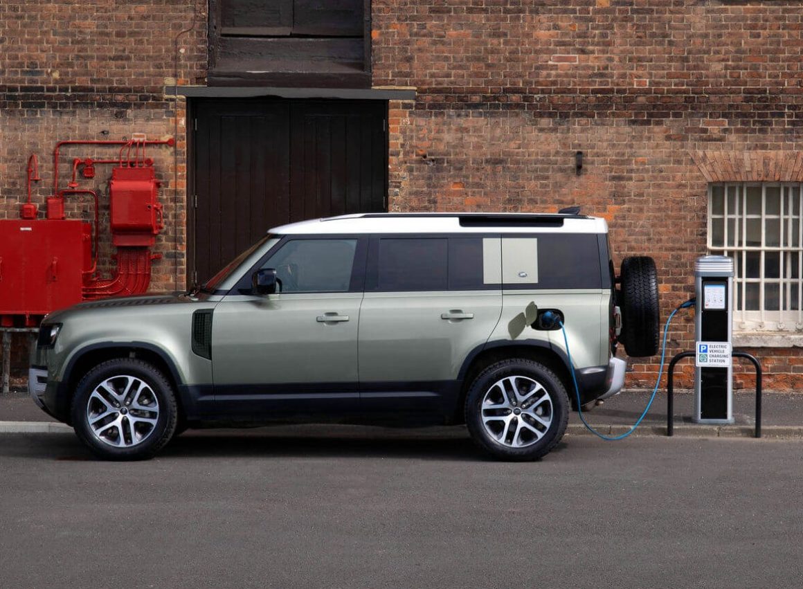 Versão de três fileiras do Land RoverDefender poderá ter motorização híbrida plug-in