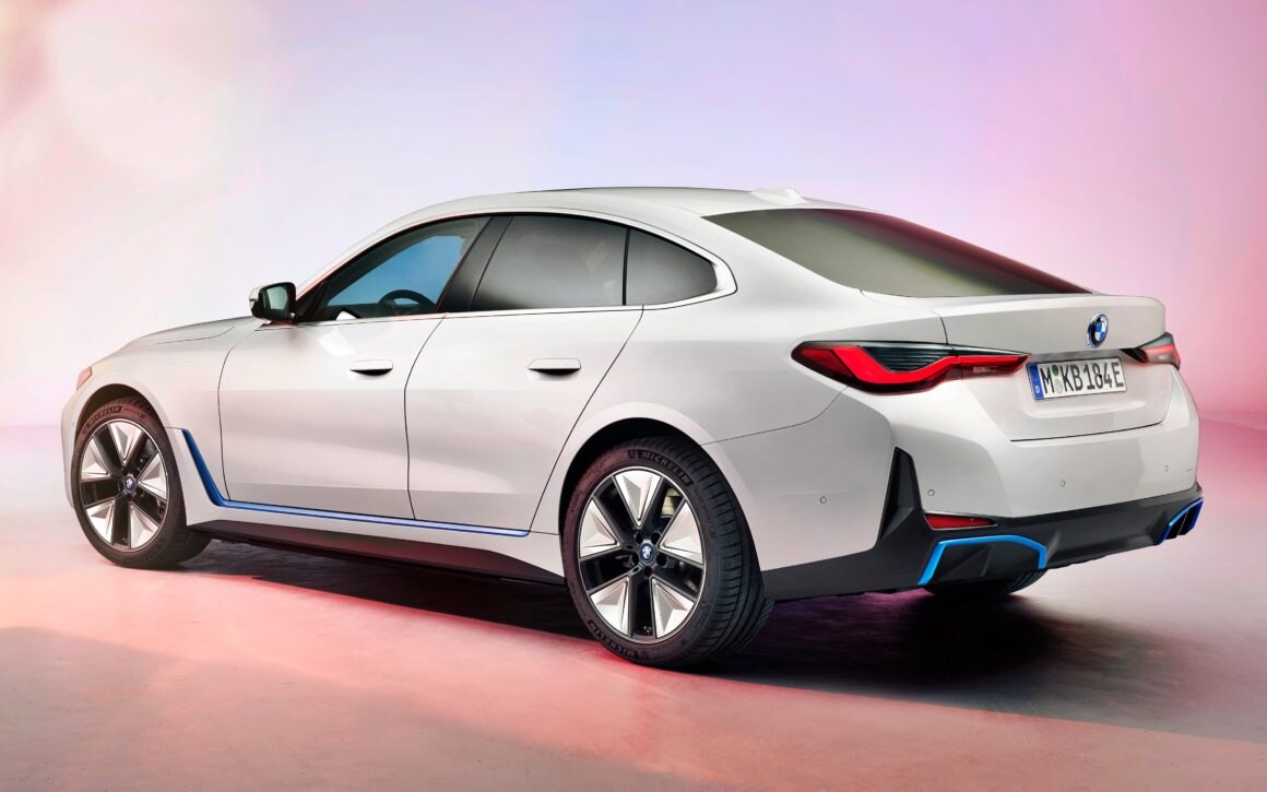 BMW i4 sedã elétrico