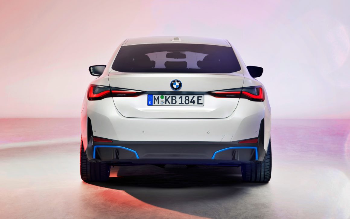 BMW i4 sedã elétrico