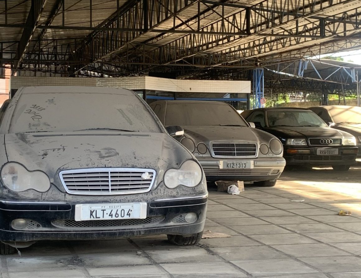 Cerca de 200 carros abandonados em galpão no Recife serão vendidos omega