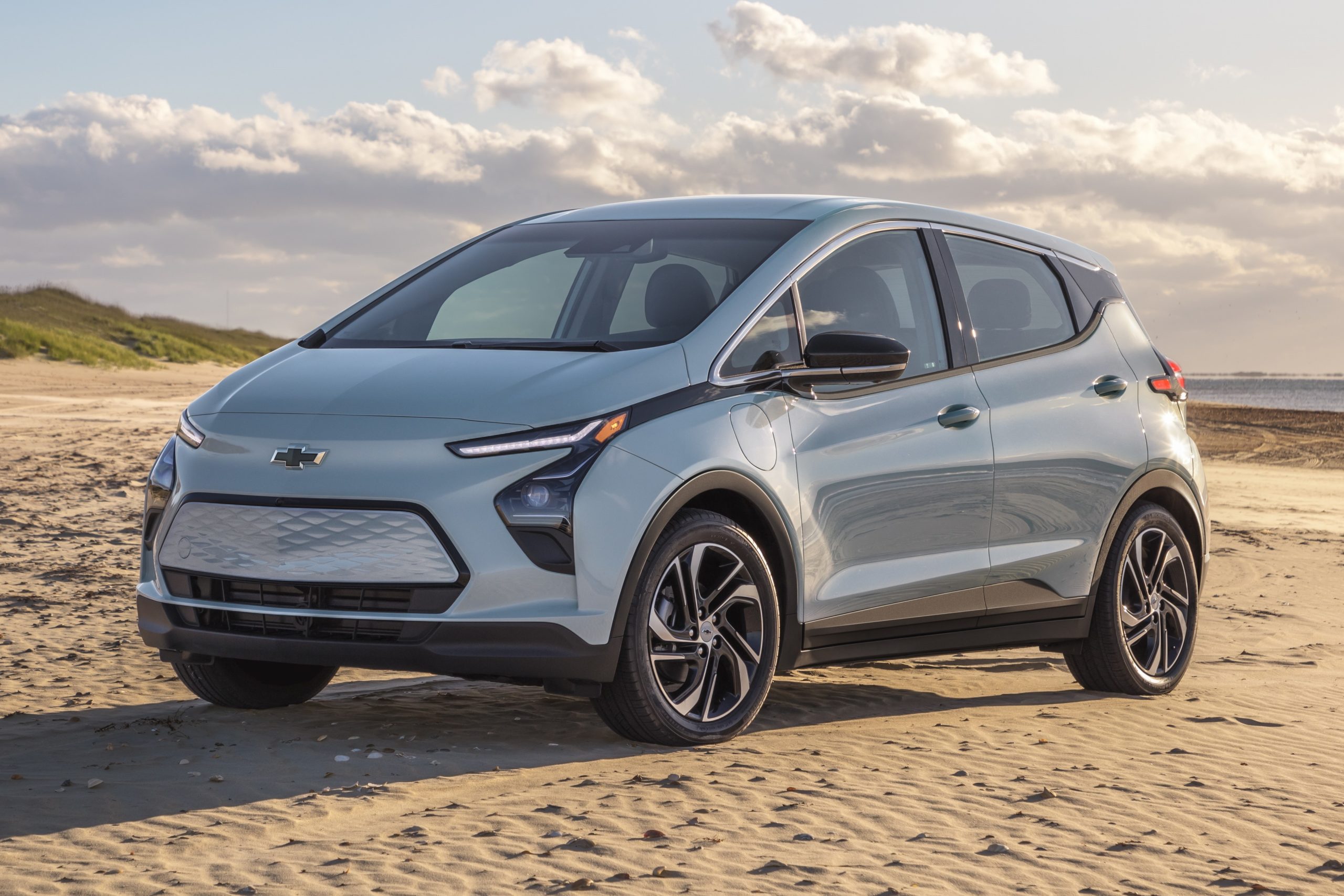 Novo Chevrolet Bolt elétrico chega até setembro com visual futurista