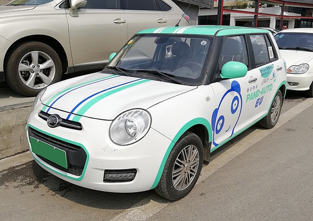 Pátio com veículos abandonados do Pand-Auto cemitério