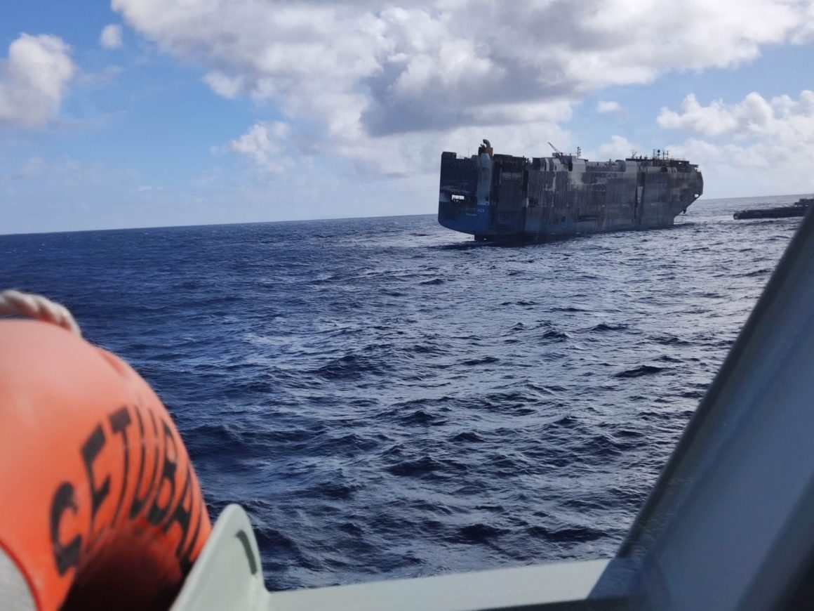 El barco que se incendió se hundió con autos, el último de los cuales es un Lamborghini Aventador