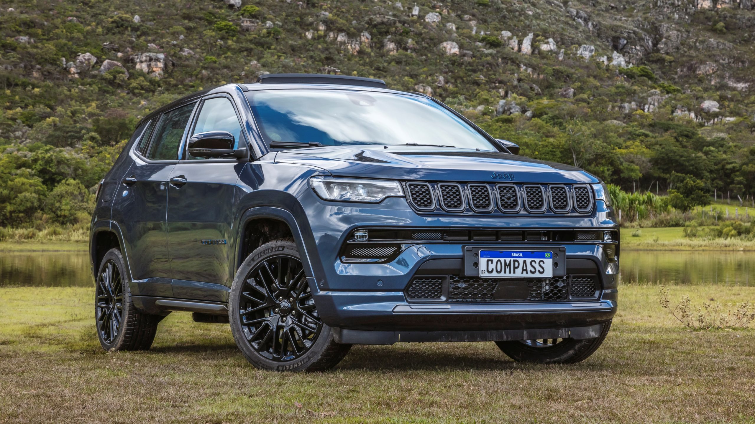 Jeep lança o Compass 4xe híbrido que recarrega em tomadas por R 350 mil