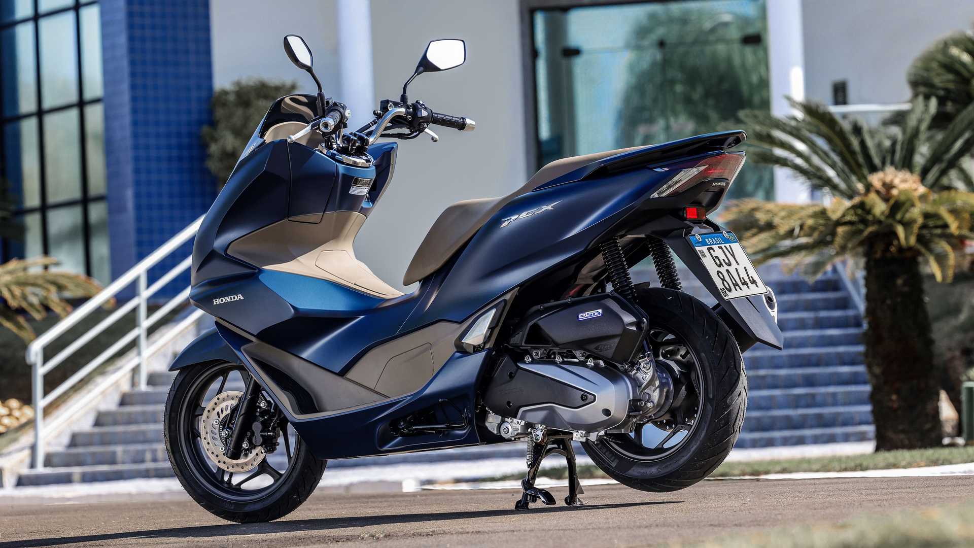 Honda PCX ganha nova geração, muda visual e motor e faz quase 45 km/l