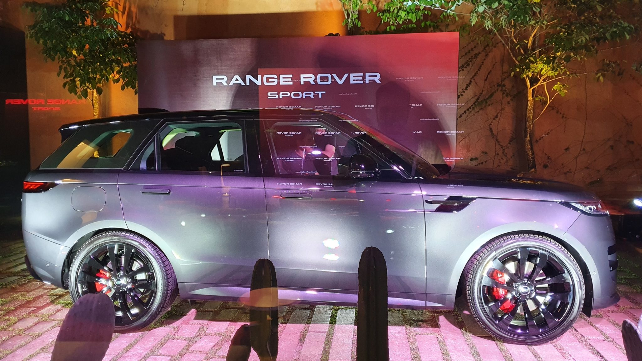 Novo Range Rover Sport chega ao Brasil com motor V8 e muito luxo