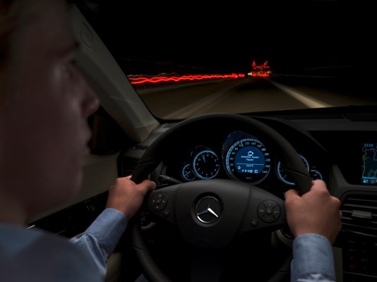 Sistema da Mercedes-Benz envia alerta em caso de sonolência (Foto: Divulgação)
