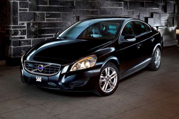  Volvo lança versões T4 e T5 do S60