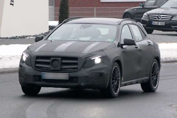  GLA surge em traje AMG