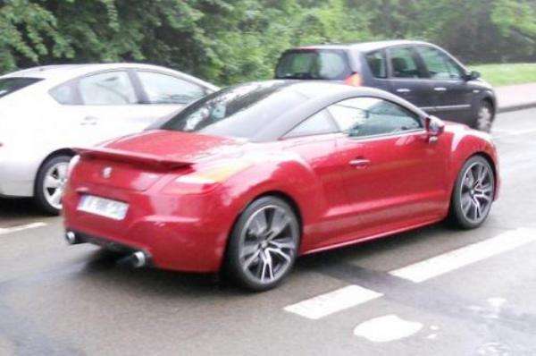  Peugeot RCZ R é flagrado na Europa