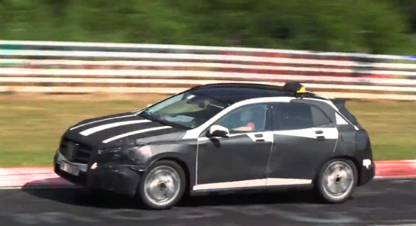  Mercedes testa GLA com placa de táxi em Nürburgring